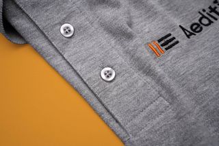 Graues Poloshirt mit gesticktem Firmenlogo