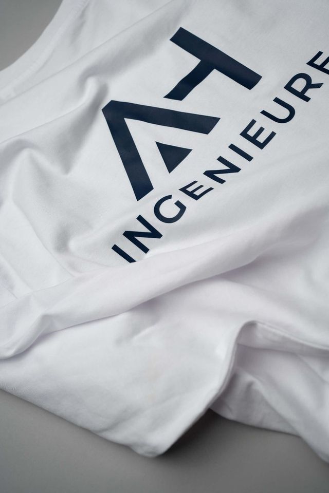 Weißes T-Shirt mit großflächig gedrucktem Firmenlogo